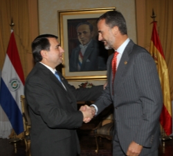 Su Alteza Real el Príncipe de Asturias recibe el saludo del presidente saliente de Paraguay, Federico Franco